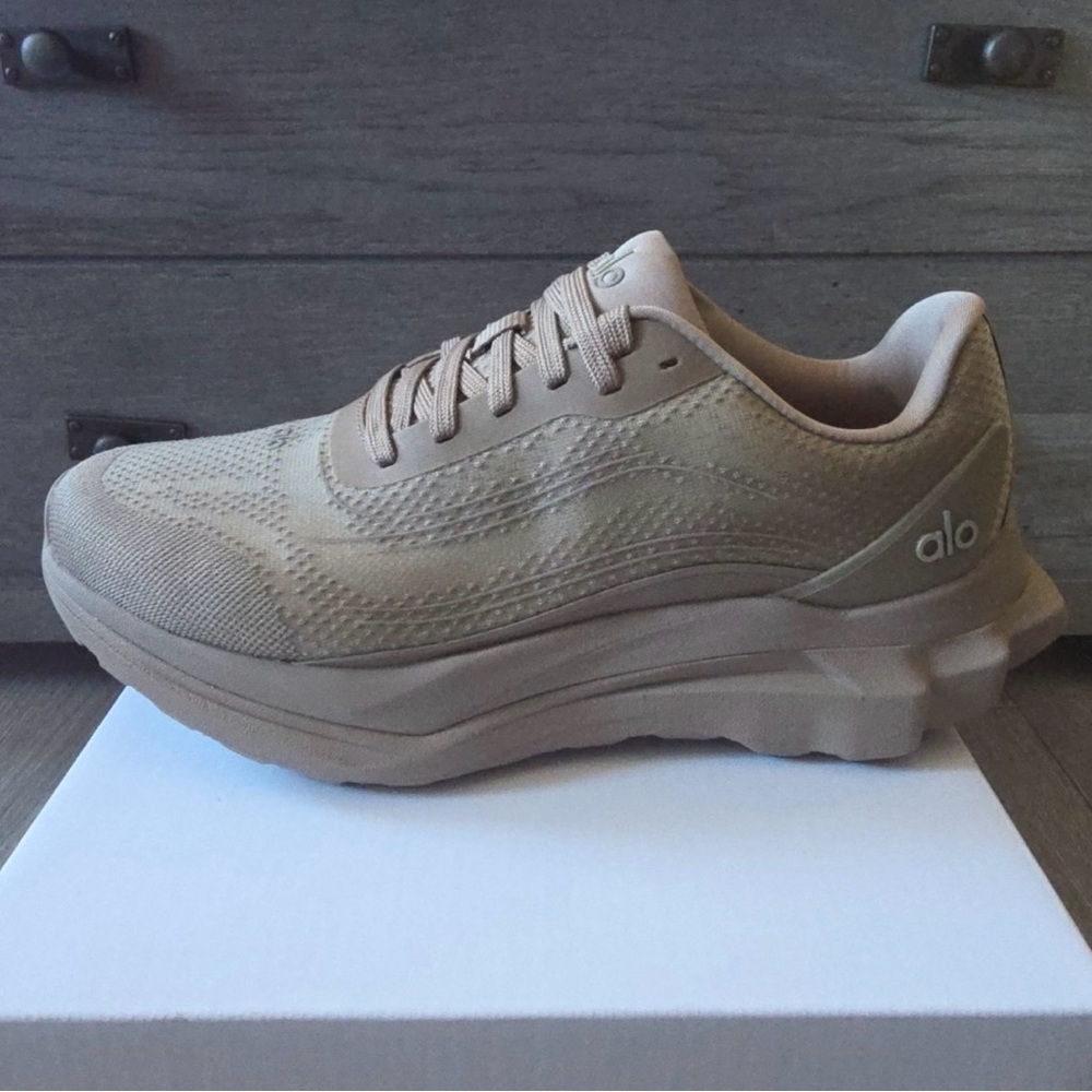 ALO Yoga Women's runner, New Gravel 8.5w